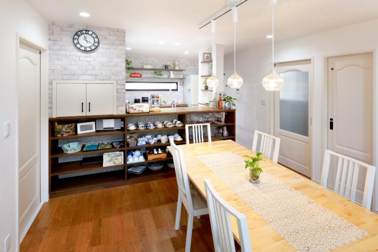 ハンモックでリラックス コテージ風の贅沢空間に暮らすのダイニング・キッチン