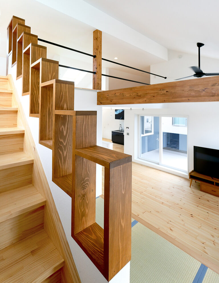 暮らしを楽しむ仕掛けが満載　多彩な空間でつながる重量木骨の家の階段