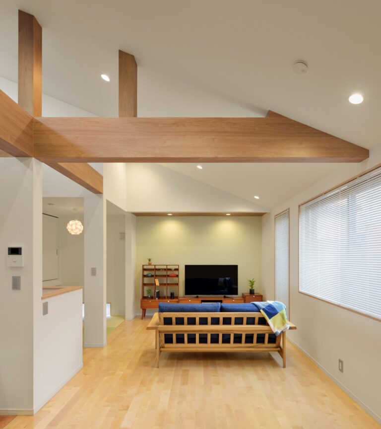 色でデザイン 木のやすらぎ住宅の吹き抜け・高天井・勾配天井