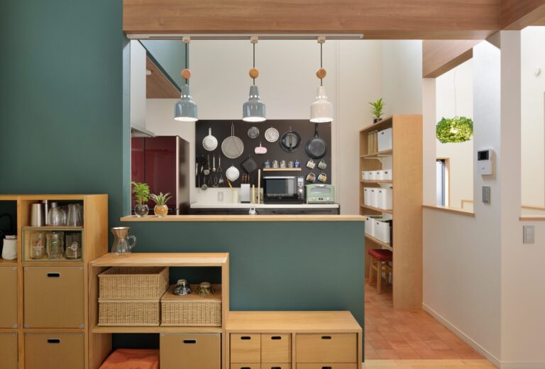 色でデザイン 木のやすらぎ住宅のダイニング・キッチン