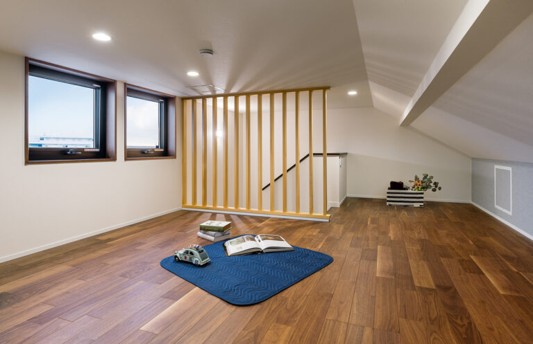 全部屋にアクセス可能な動線と細部までデザインにこだわった上質な家のロフト