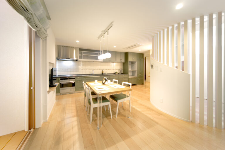 デザイン性豊かな外観をもったRC造住宅のダイニング・キッチン