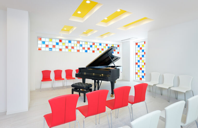 ピアノが主役になるポップでアートな空間の地下室・趣味室