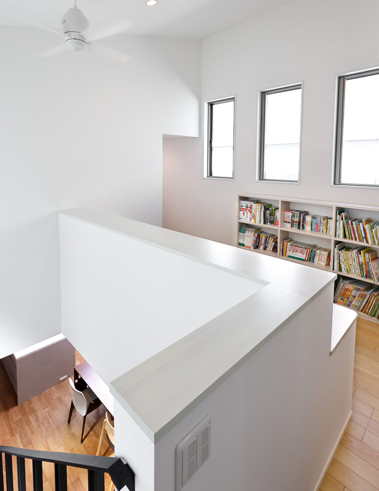 プライバシーと採光を両立した都市型3階建ての家のワークスペース・書斎