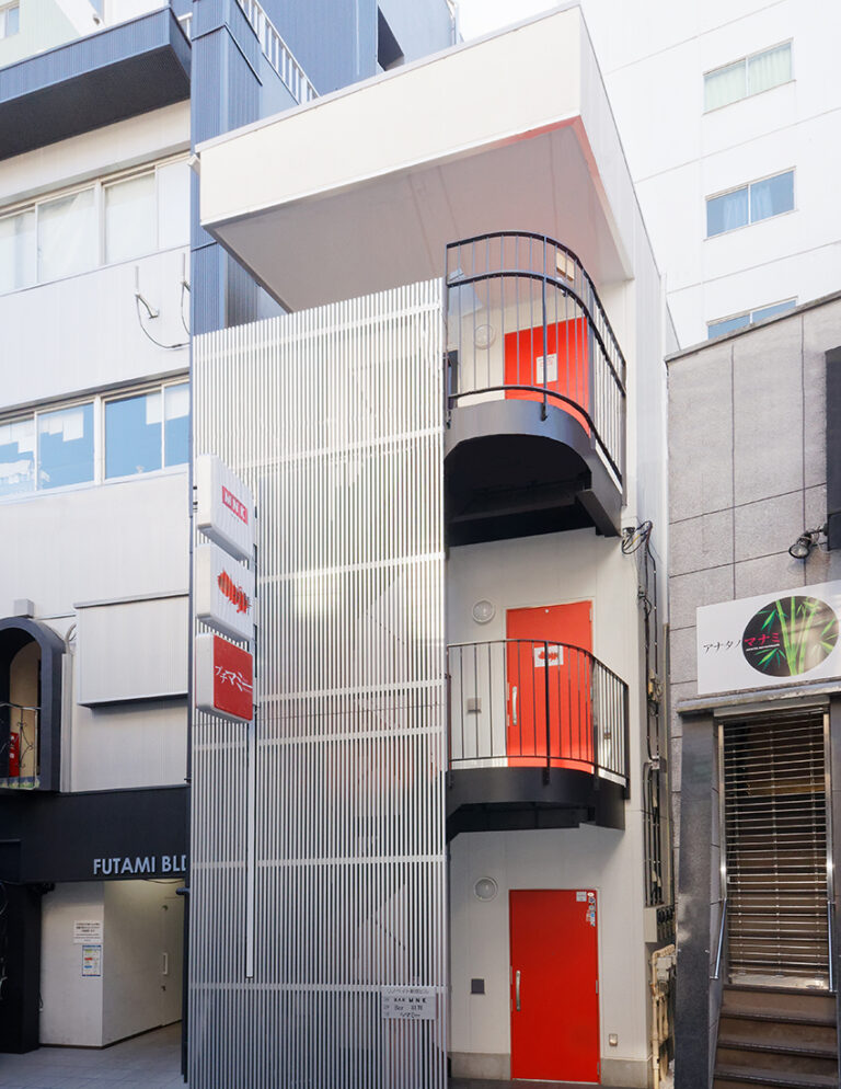 繁華街の狭小地に建つ鉄骨3階建て店舗ビル