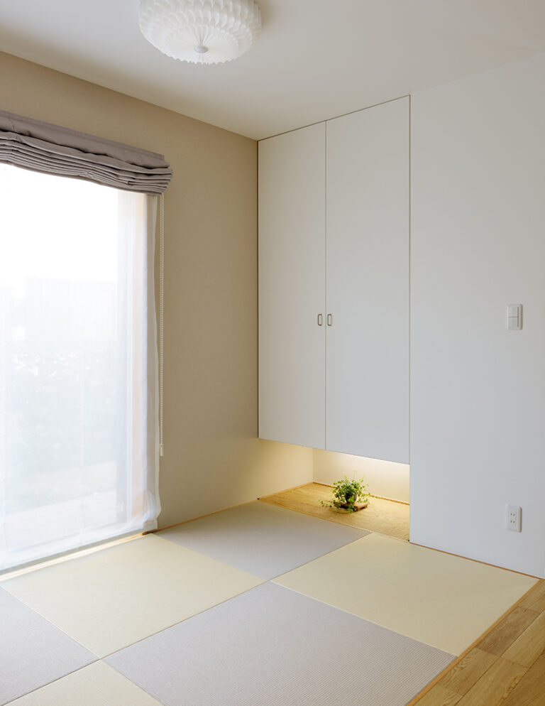 お気に入りの家具や小物に囲まれて暮らす家の畳スペース・和室