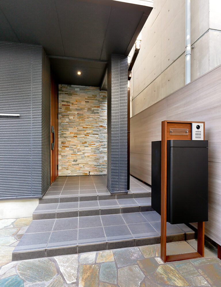 3階建ての木造耐火建築で実現したフルスペック邸宅の玄関