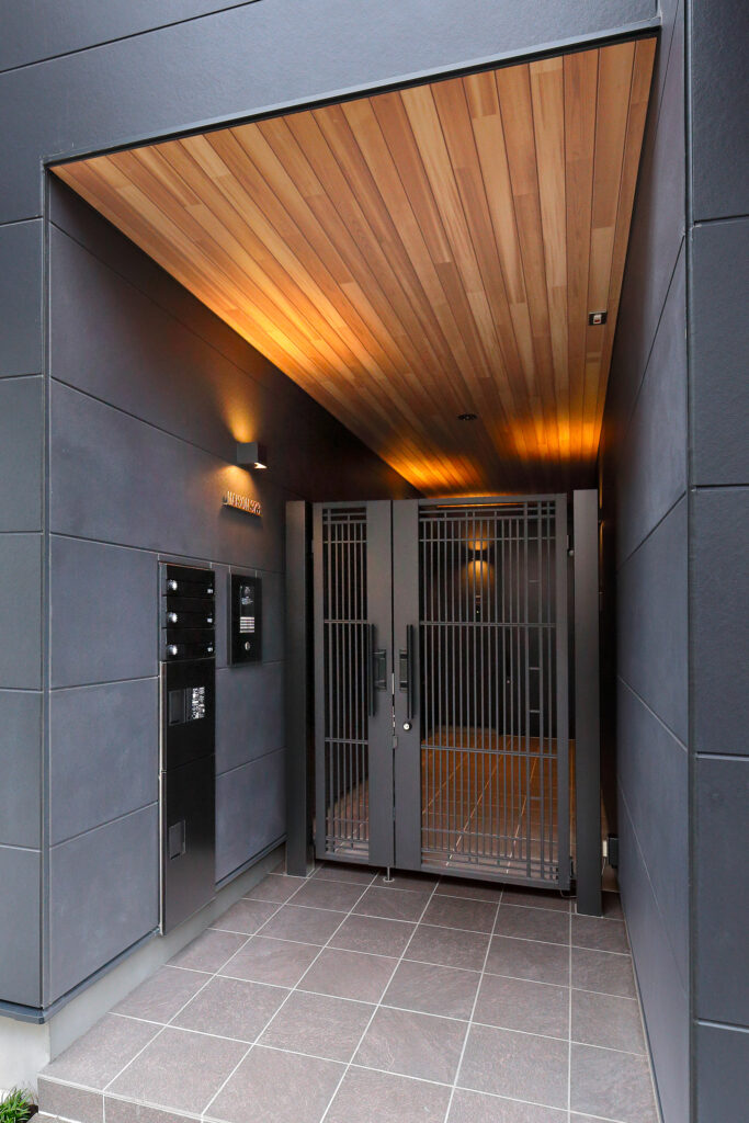 直線デザインが際立つスタイリッシュな賃貸住宅の玄関