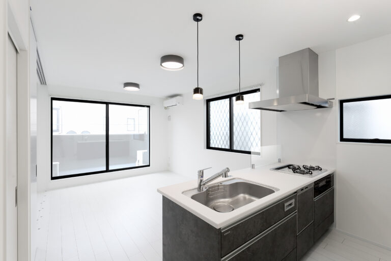 直線デザインが際立つスタイリッシュな賃貸住宅のダイニング・キッチン