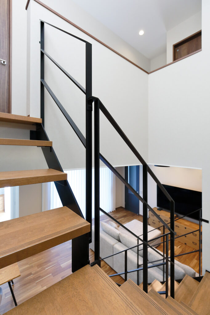 人が集まる、キッチン中心の住まいの階段