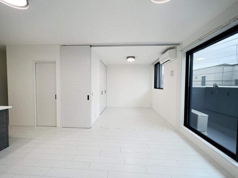 直線デザインが際立つスタイリッシュな賃貸住宅の洋室