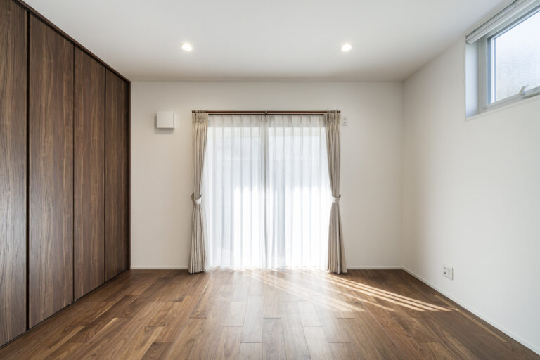 開放感と木の温もり溢れる住まい。の洋室