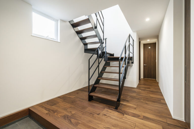 開放感と木の温もり溢れる住まい。の階段