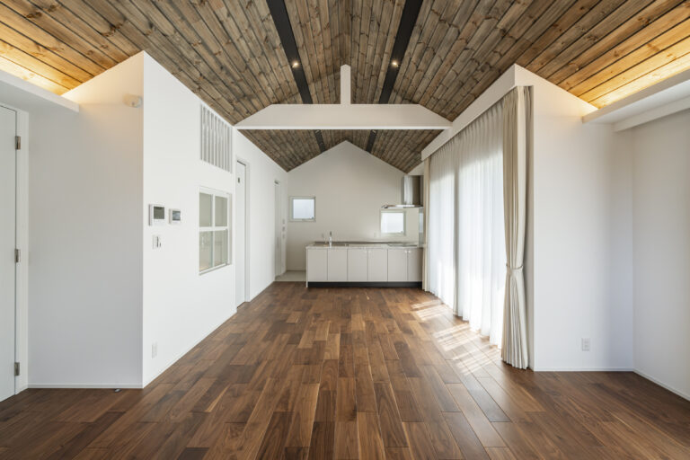 開放感と木の温もり溢れる住まい。