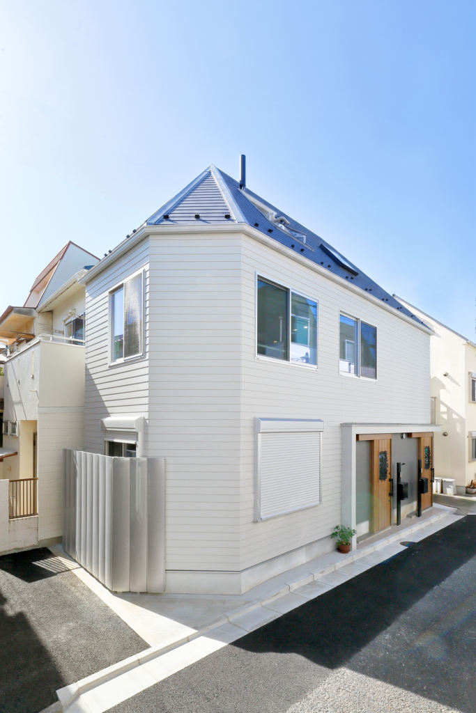 空と暮らす、リゾートライクな家。 クールさと大人のかわいらしさが調和する賃貸住宅